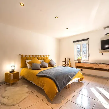 Agreable Maison Plein Centre Fourques (Gard)